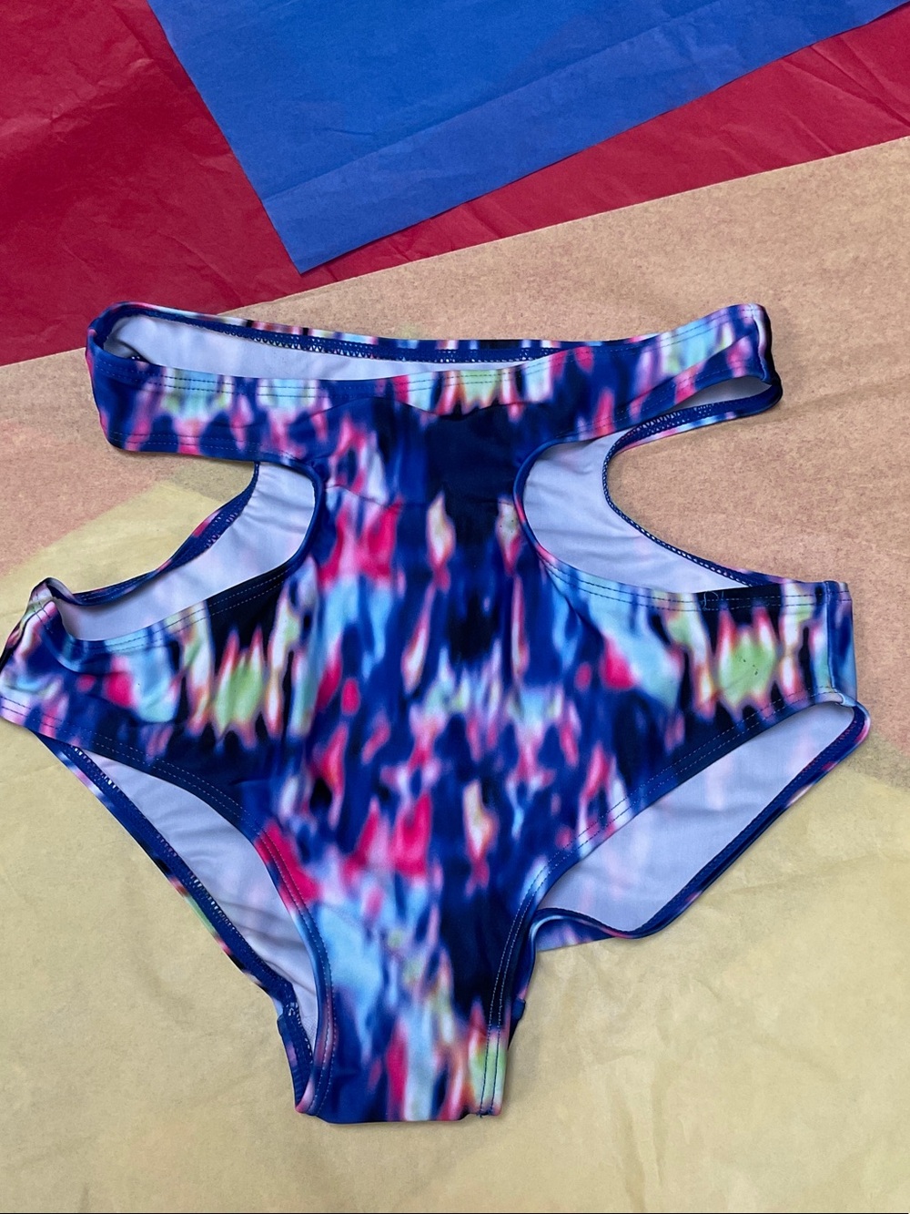 🍄 (M) Multicolor Cutout Bottom Swimsuit - Navy Blue Pattern